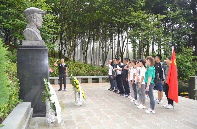 中共保山安利醫(yī)院有限責(zé)任公司支部委員會開展“不忘初心，牢記使命”愛國主義專題教育活動