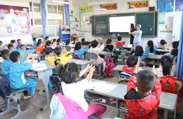 保山安利醫(yī)院為隆陽區(qū)四小、五小、七小、漢莊小學(xué)、永昌小學(xué)開展復(fù)學(xué)疫情防護(hù)知識培訓(xùn)