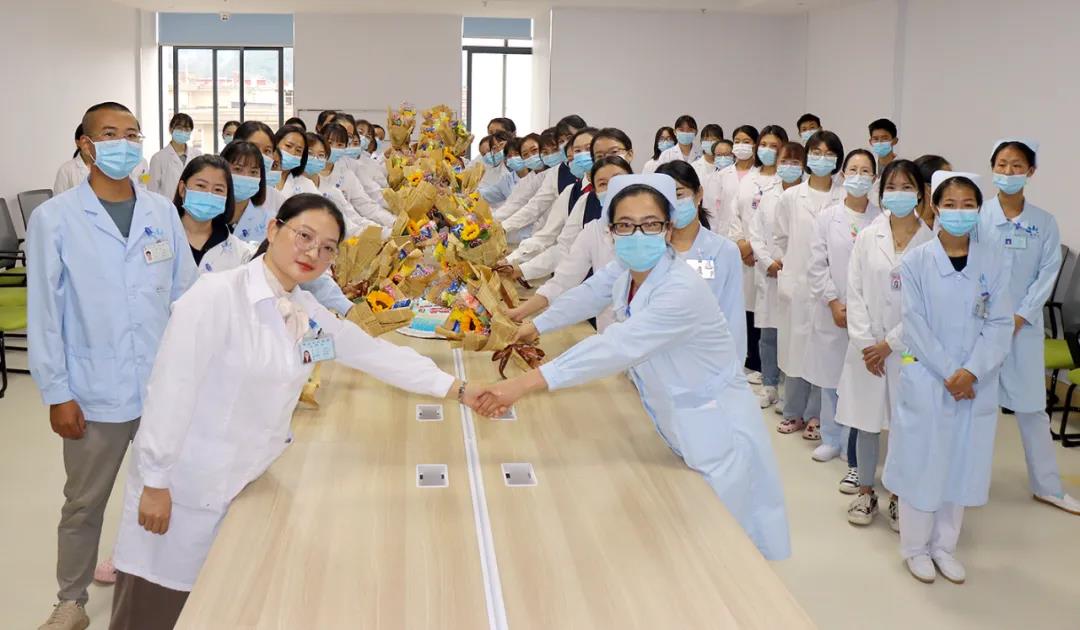 【保山安利醫(yī)院】雙節(jié)同慶，用祝福和鮮花感謝默默付出的治療師和教師們