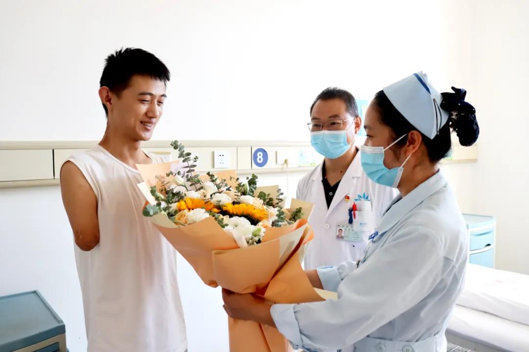 【保山安利醫(yī)院】雖然失去了雙臂，但他用堅(jiān)強(qiáng)、樂(lè)觀的態(tài)度讓生活充滿(mǎn)陽(yáng)光！
