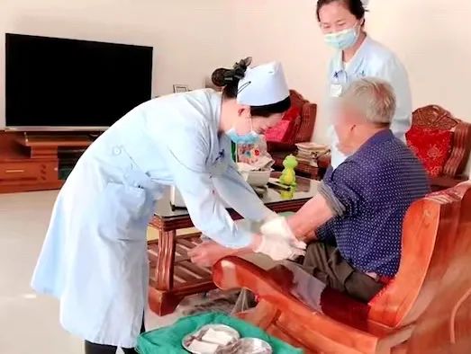 【保山安利醫(yī)院】82歲爺爺與老伴居家，在院手術(shù)后換藥不便，居家護(hù)理上門服務(wù)解難題