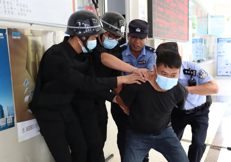 警醫(yī)聯(lián)動(dòng)丨反恐防暴應(yīng)急演練，筑牢醫(yī)院安全防線